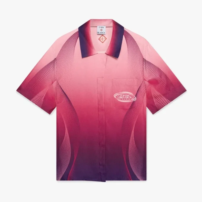 Auberginefarbenes Seidenhemd mit kubanischem Kragen und kurzen Shorts