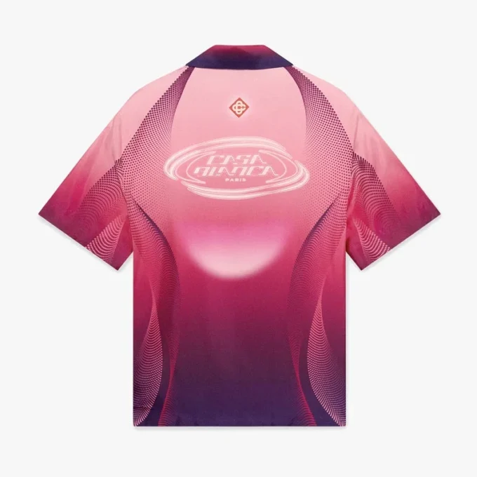 Auberginefarbenes Seidenhemd mit kubanischem Kragen und kurzen Shorts