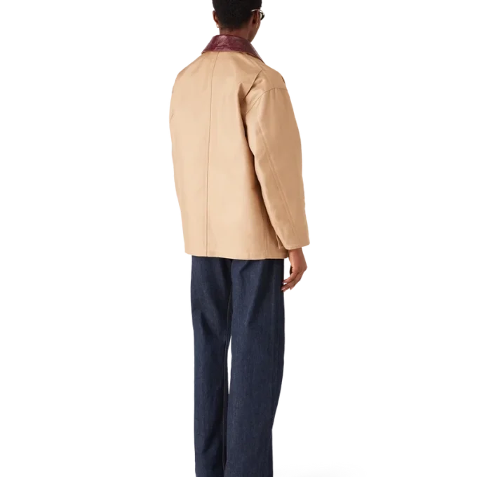 Beigefarbene Arbeitsjacke Beigefarbene Arbeitsjacke