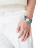Blaues Perlenarmband mit Knoten Blaues Perlenarmband mit Knoten