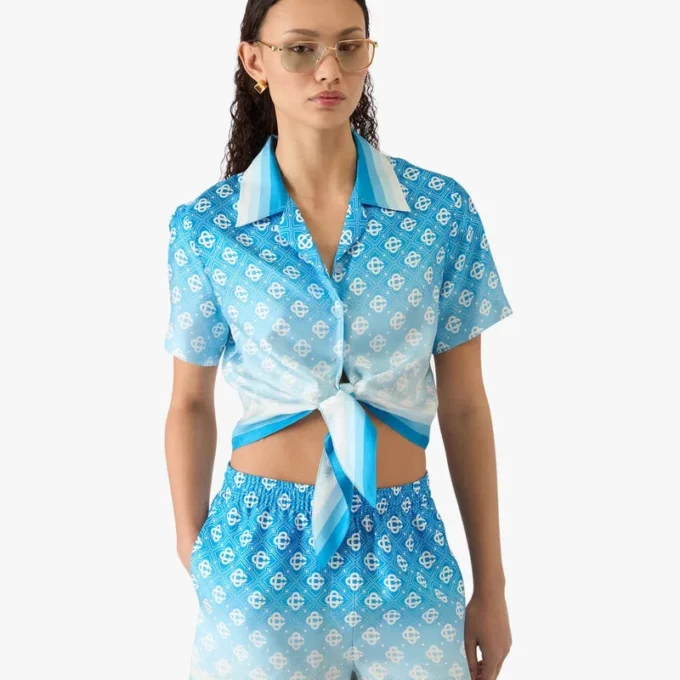 Blaues, verkürztes Seidenhemd mit Monogramm-Knoten und Farbverlauf