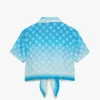 Blaues, verkürztes Seidenhemd mit Monogramm-Knoten und Farbverlauf
