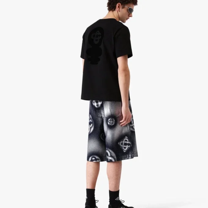 Denim-Shorts mit perlmuttfarbenem Monogramm