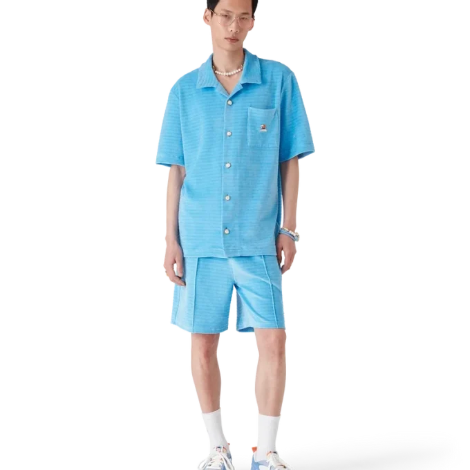 Gestreiftes Kurzarm-Shorts-Hemd aus Velours Gestreiftes Kurzarm-Shorts-Hemd aus Velours