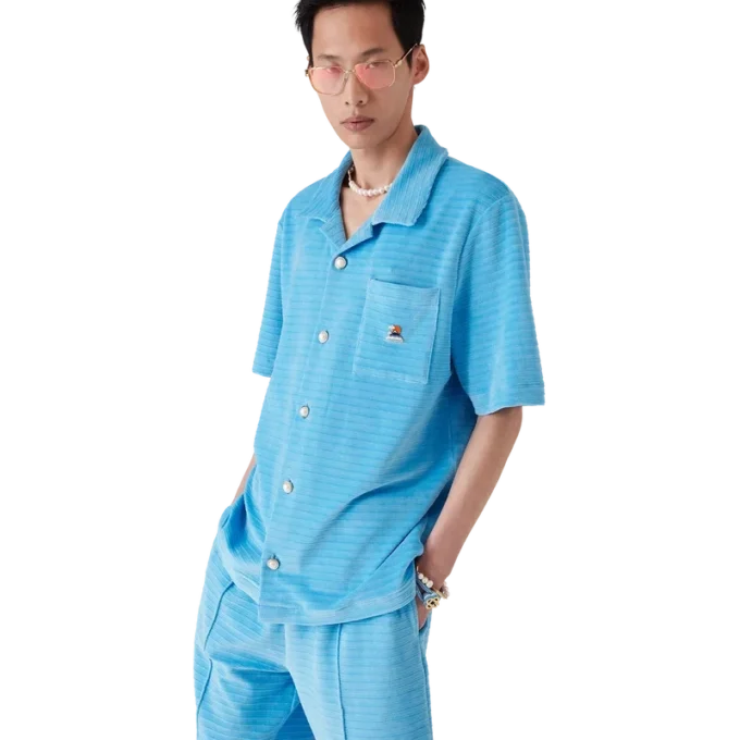 Gestreiftes Kurzarm-Shorts-Hemd aus Velours Gestreiftes Kurzarm-Shorts-Hemd aus Velours