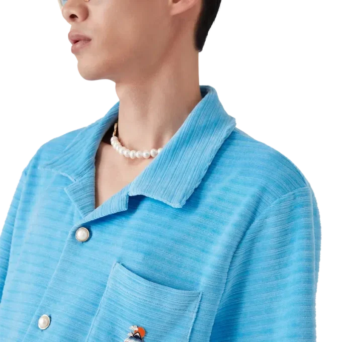 Gestreiftes Kurzarm-Shorts-Hemd aus Velours Gestreiftes Kurzarm-Shorts-Hemd aus Velours