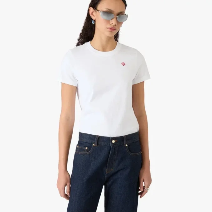 Klassisches, tailliertes Kurzarm-T-Shirt mit Stickaufnäher in Shorts