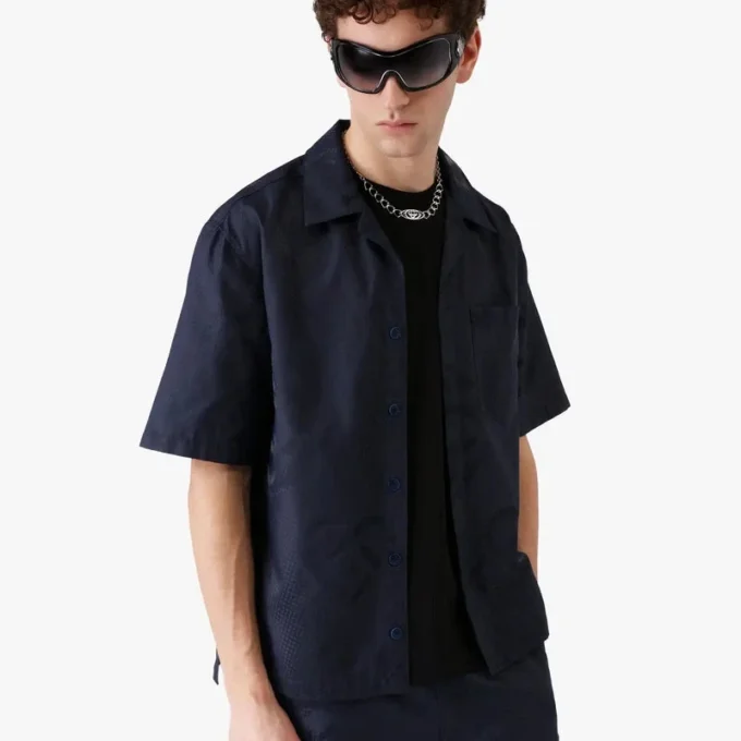 Marineblaues Kurzarmhemd mit Halbton-Monogramm