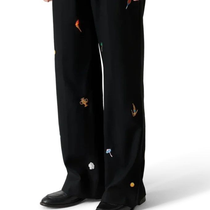 Maßgeschneiderte Wollhose mit gesticktem Motiv Maßgeschneiderte Wollhose mit gesticktem Motiv