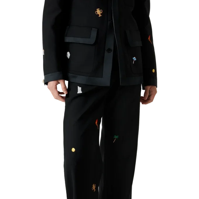 Maßgeschneiderte Wollhose mit gesticktem Motiv Maßgeschneiderte Wollhose mit gesticktem Motiv