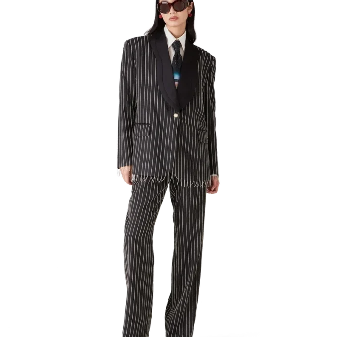 Mit Kristallen verzierte, maßgeschneiderte Jacke