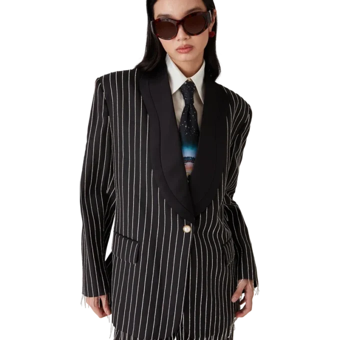 Mit Kristallen verzierte, maßgeschneiderte Jacke