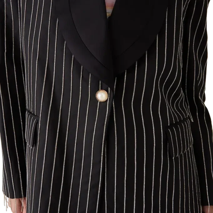 Mit Kristallen verzierte, maßgeschneiderte Jacke