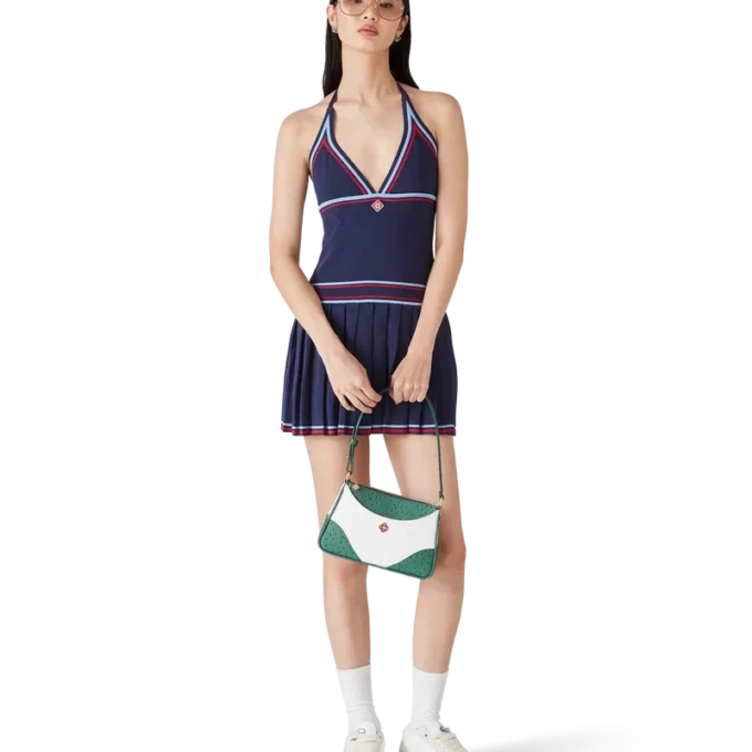 Plissiertes Neckholder-Kleid Plissiertes Neckholder-Kleid