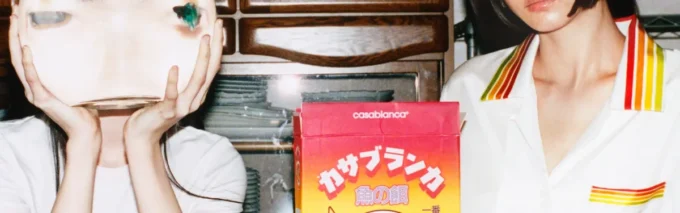 Orangefarbener Plisseerock aus Seidentwill mit Maskottchen