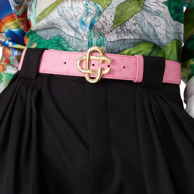 Rosa Gürtel mit geprägtem CC-Logo