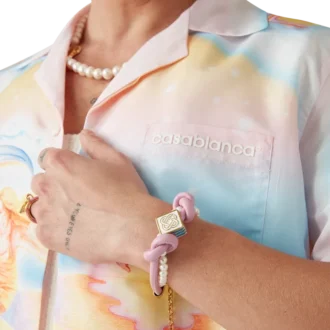 Rosa Perlenarmband mit Knoten