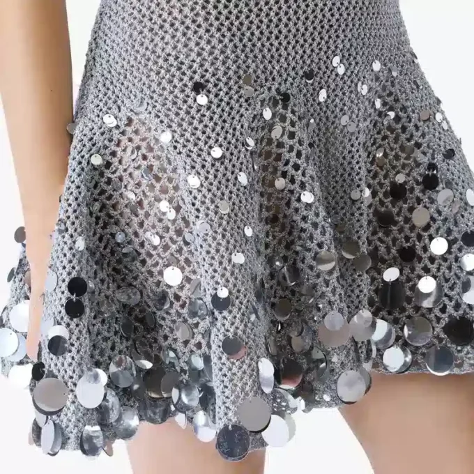 Silbernes Mini-Kleid mit Häkelspiegel