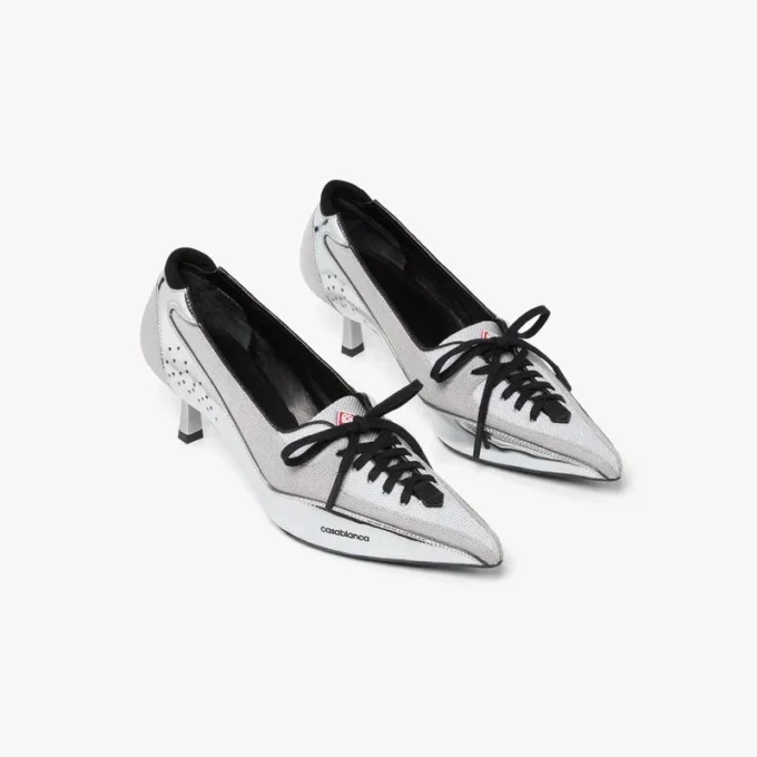 Sneaker-Pumps mit Absatz aus silbernem Leder