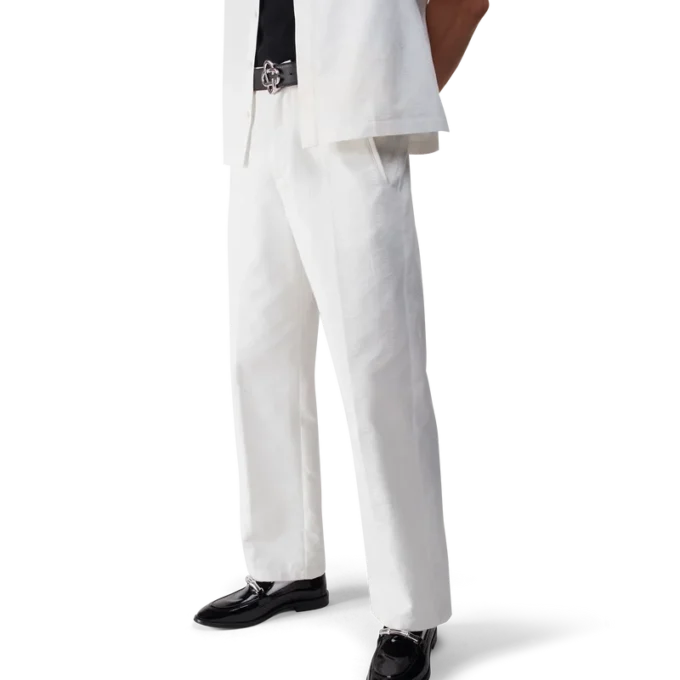 Weiße Chino-Hose mit Monogramm