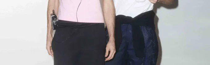 Weißes Graffiti-T-Shirt mit kurzen Ärmeln