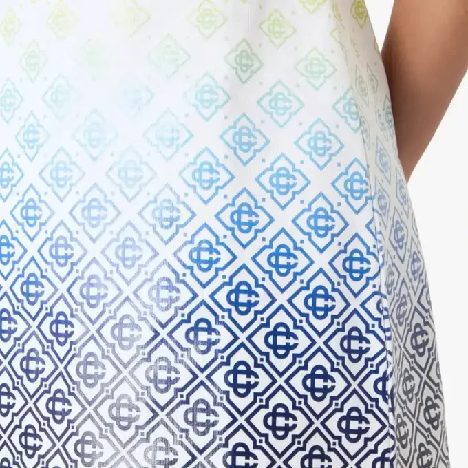 Weißes T-Shirt-Kleid mit Monogramm in Farbverlauf Weißes T-Shirt-Kleid mit Monogramm in Farbverlauf